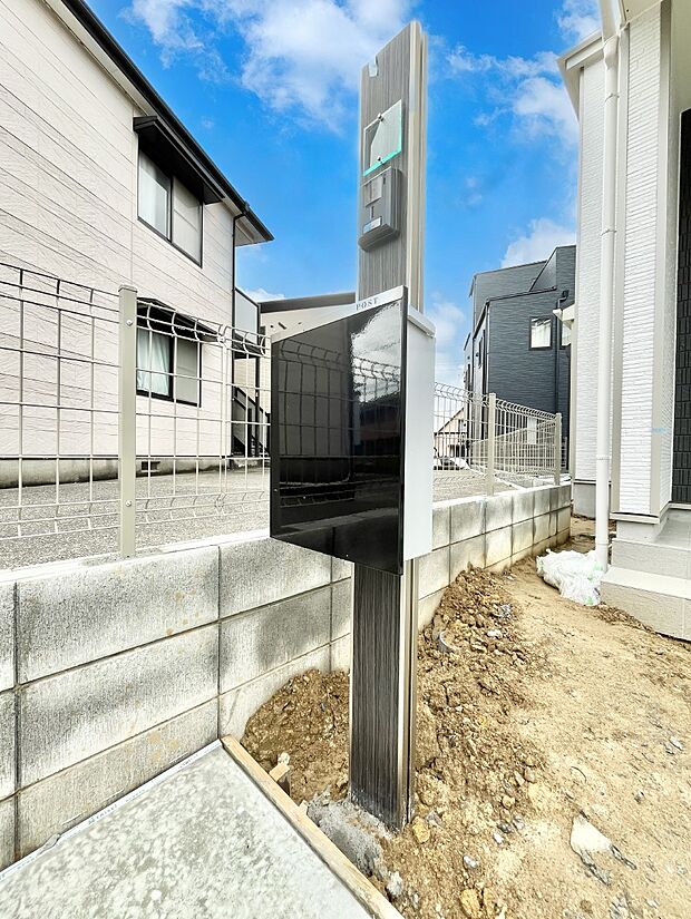 【その他現地】表札・インターホン・ポストをひとつに集約。エントランスになじむシンプルデザイン。