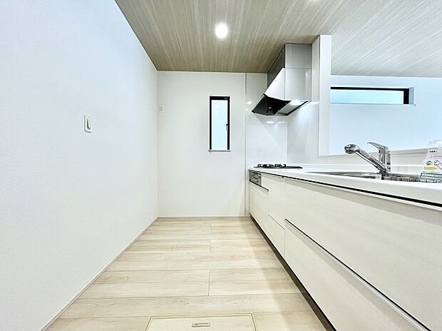 【ダイニングキッチン】爽やかな風が通り抜けるキッチン。窓があるので明るく換気にも役立ちます。