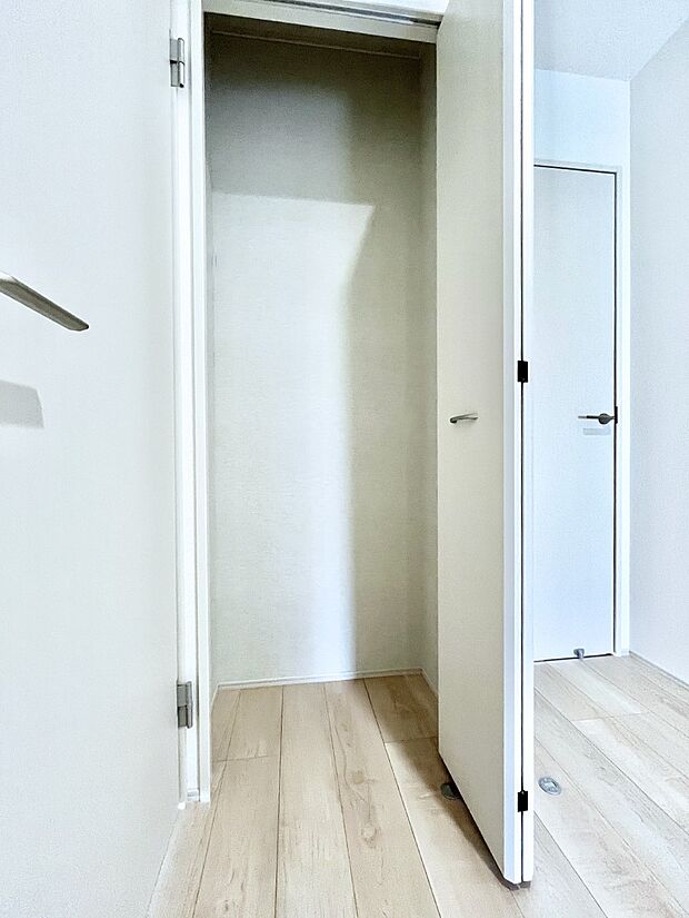 【廊下収納】廊下収納。掃除道具や季節の小物を収納することができます。