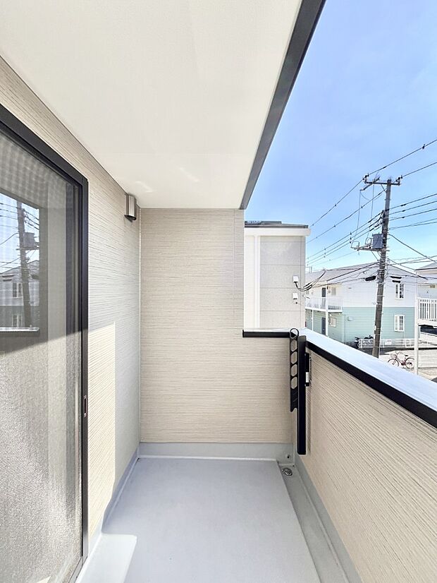 【バルコニー】ゆったりバルコニーだから沢山お洗濯ものを干せます。