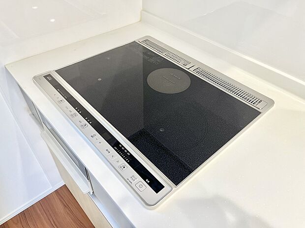 【IHクッキングヒーター】IHクッキングヒーターは天板の調理面がフラットなので調理後はサッと一拭きするだけ！