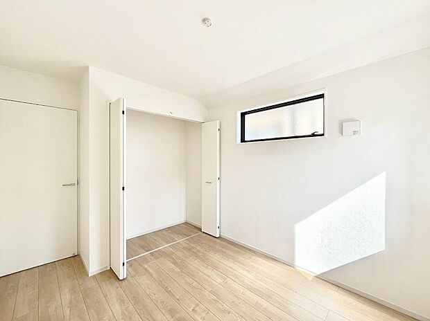 【寝室】使いやすい形でベットや家具の置き方にも困ることもありません。