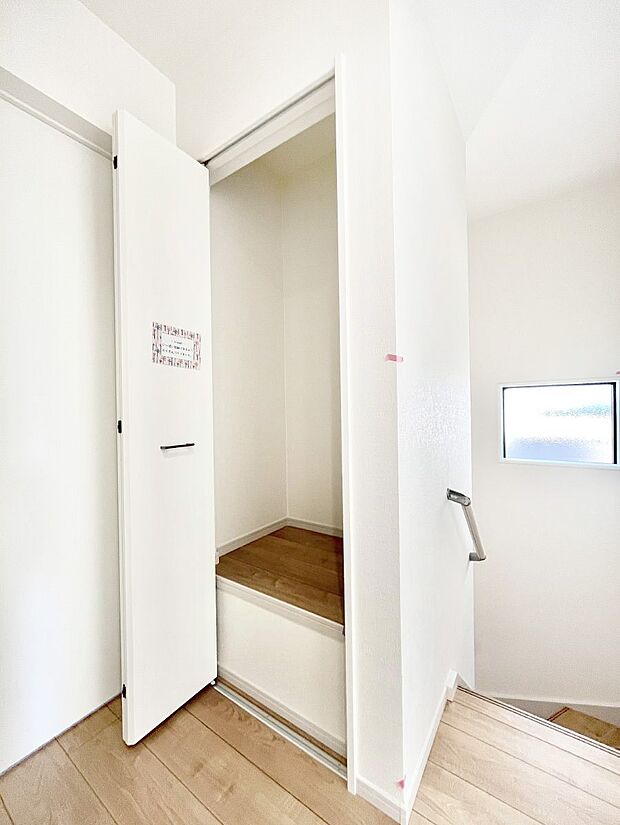【2階廊下収納】収納充実!生活スペースが有効活用されてお部屋もスッキリしますね。