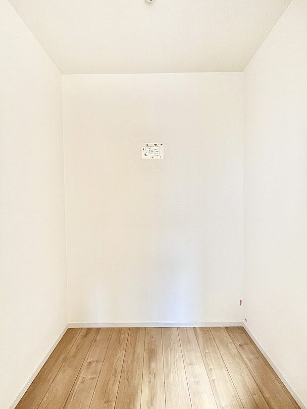 【ウォークインクローゼット】ウォークインクローゼット付きで生活空間を広く利用できます。