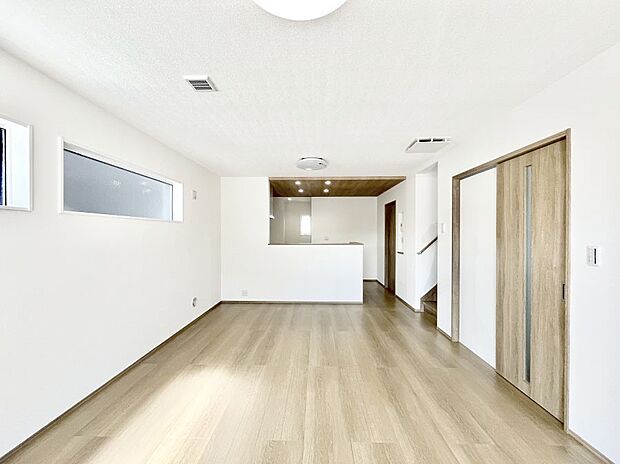 【リビングダイニング】明るい陽光が注ぎ、寛ぎの雰囲気に満たされるリビング・ダイニング。 