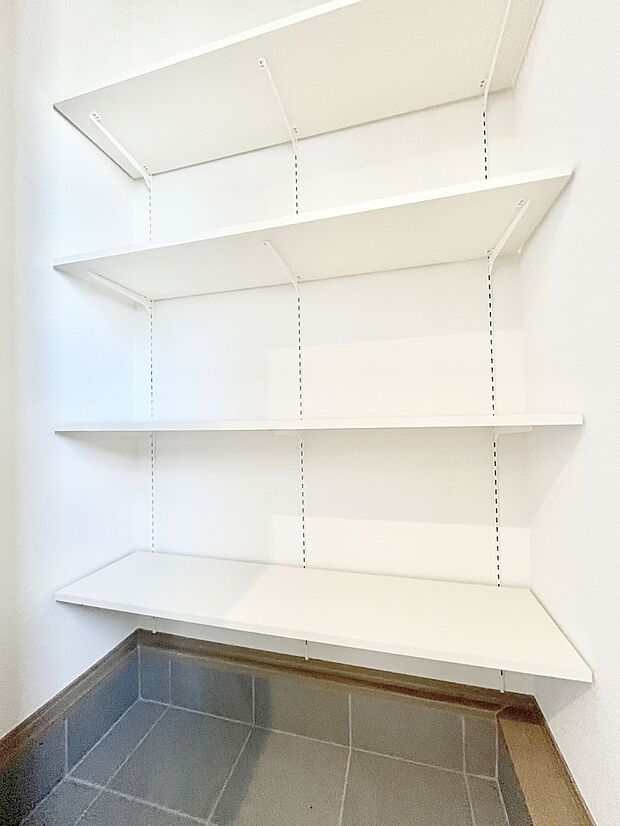 【収納】可動棚がついたシューズインクローゼット。雨具やベビーカー・外遊び道具などが置けるので便利ですね。