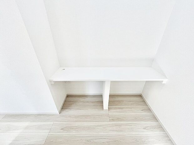 【その他内観】キッチン横ののカウンタースペース