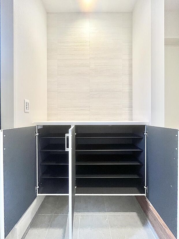 【シューズボックス】玄関をスッキリ・清潔に見せる豊富な収納スペースです。