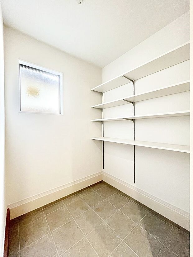 【収納】シューズインクローク付き！雨具やベビーカーも置けます。