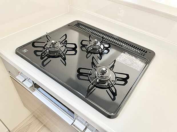 【Ｓｉセンサーコンロ】ガスコンロはＳｉセンサー搭載。火力調節や焦げ付き・消し忘れも防いでくれます。