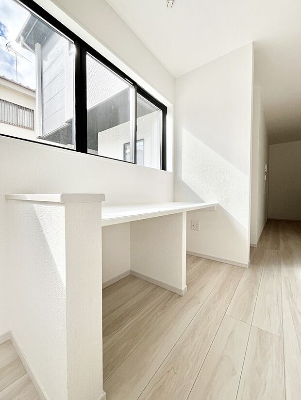 【収納】リビングのスタディカウンター。収納やワークスペースなど多用途にご利用いただけます。