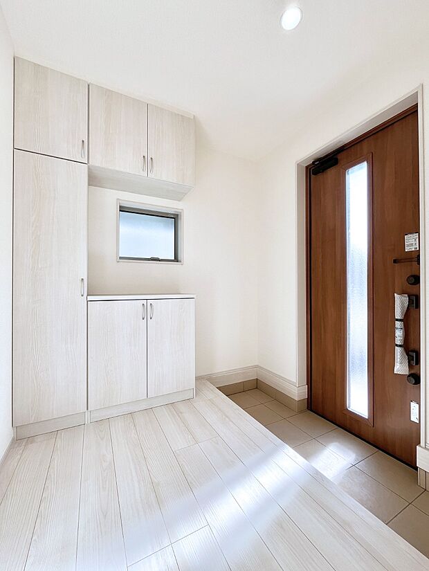 【玄関】飾り棚を利用して、お越しいただくお客様をおもてなしできます。