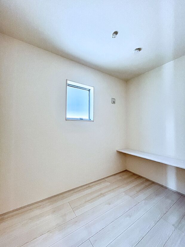 【その他内観】３帖のストレージルームにはカウンター付き