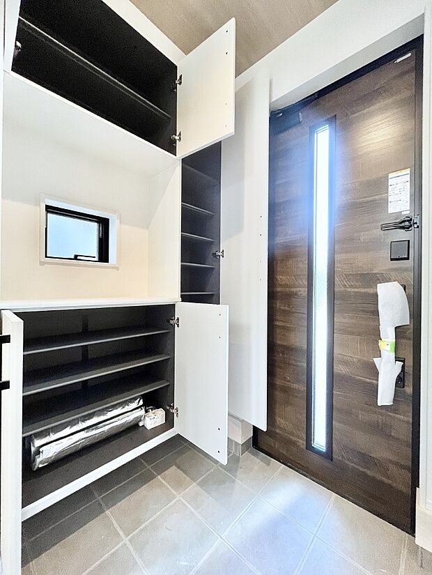 【玄関】天井まである玄関収納で、家族全員の靴もすっきり収納！