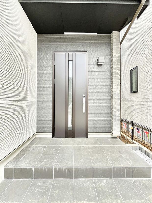 【玄関】大切な家族、来客を出迎える玄関。