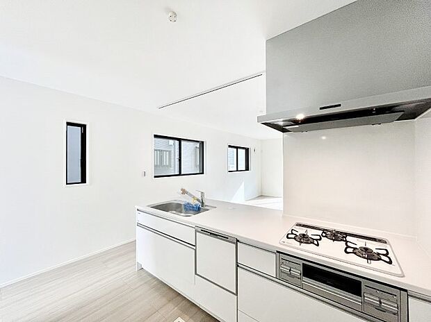 【ダイニングキッチン】リビングで遊ぶお子様を見守りながらお料理ができる対面キッチン。  