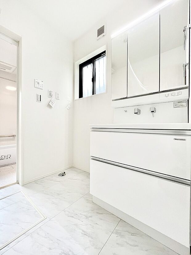 【脱衣場】身支度もスムーズにおこなえる脱衣場。  