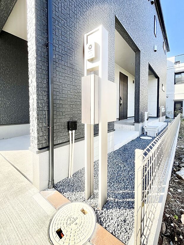 【その他現地】シンプルデザインのポスト。