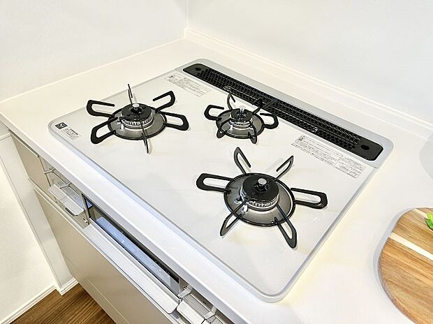 【Siセンサーコンロ】ガスコンロはSiセンサー搭載。火力調節や焦げ付き・消し忘れも防いでくれます。