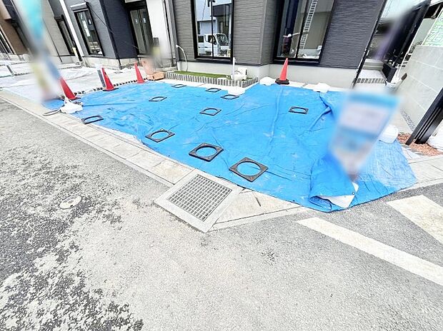 【駐車場】車の出し入れスムーズ！並列駐車2台分のカースペース付きです。