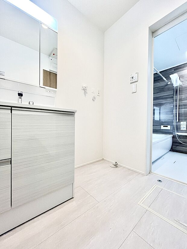 【脱衣場】清潔感ある洗面化粧室で朝の身支度も快適