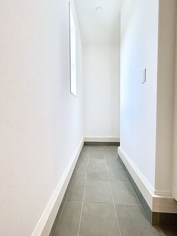 【玄関】シューズインクローク付きの玄関。家族全員の靴や雨具などすっきり収納できます。