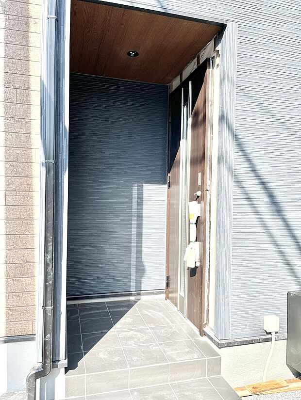 【玄関】大切な家族、来客を出迎える玄関。