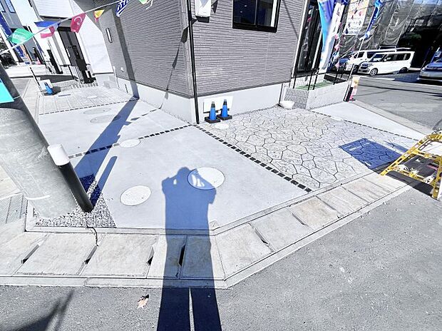 【駐車場】駐車2台可能！急なお客様の駐車に。また、ご家族の自転車スペースとしても大活躍。