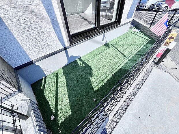 【庭】ガーデニングや家庭菜園も楽しめるお庭付き。