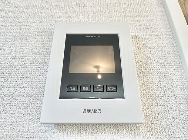 【TVモニター付きインターフォン】訪問者が一目でわかる安心のＴＶモニター付きインターホン。 