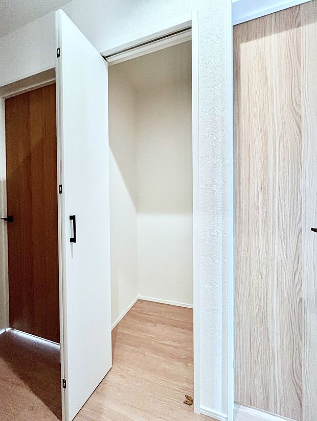 【廊下収納】廊下収納。掃除道具や季節の小物を収納することができます。