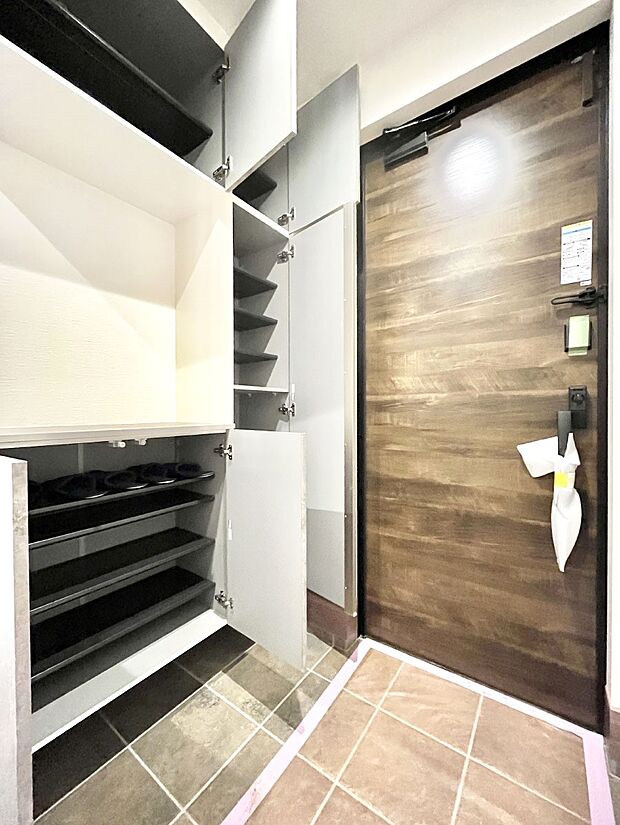 【シューズボックス】たっぷり収納できるシューズボックスで家族全員の靴も、玄関すっきり。  