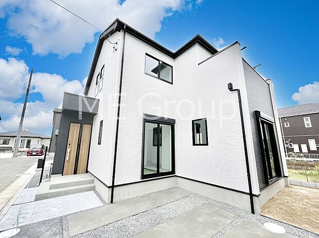 【現地外観写真】暮らしやすさと居心地の良さにこだわったシンプルで飽きのこないデザイン !