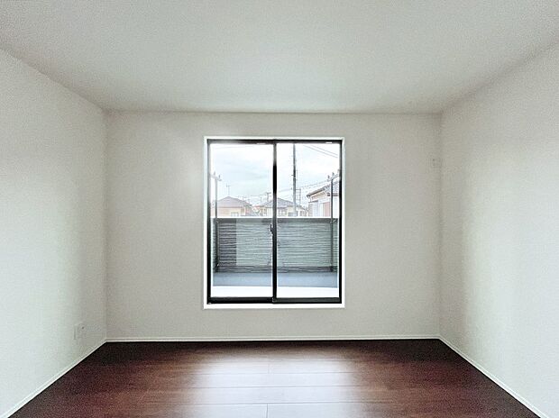 【寝室】明るいバルコニーサイドに洋室を設置。目覚めの良い寝室に。