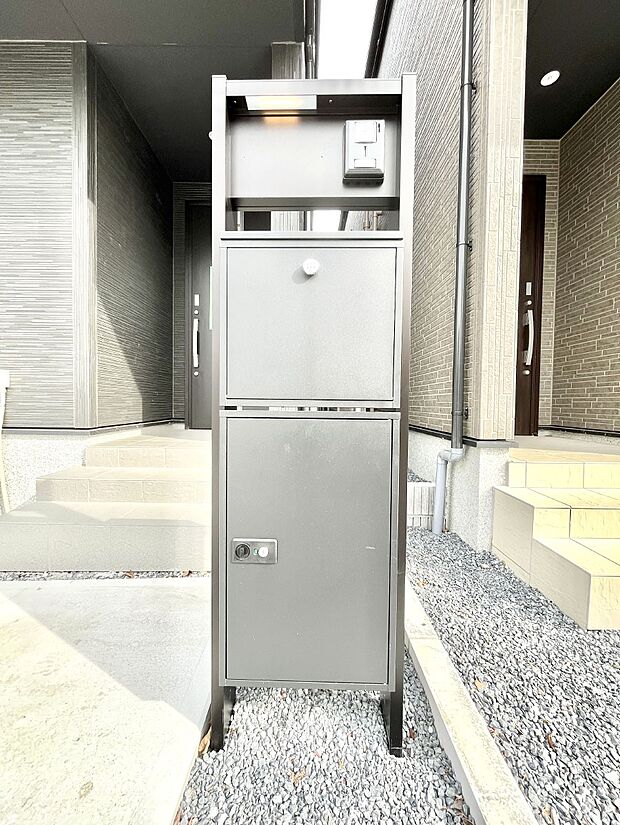 【その他現地】シンプルデザインのポスト。