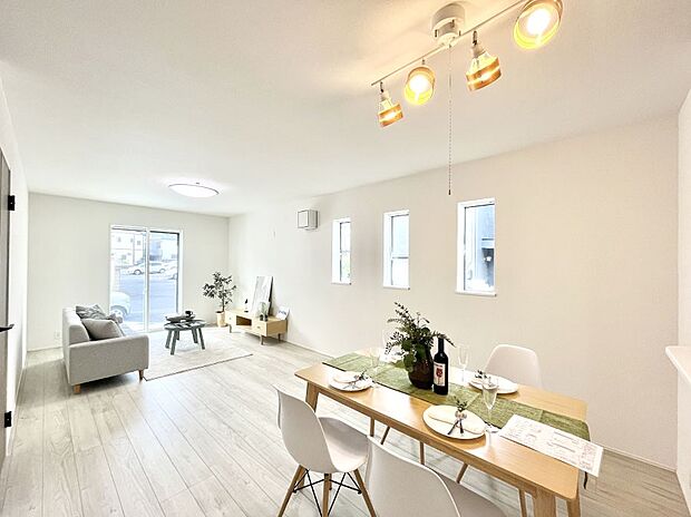 【ダイニング】家族の笑顔が自然と生まれてくる、そんな雰囲気のダイニングに仕上がっています。