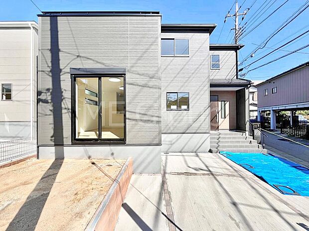 【現地外観写真】洗練された外観、上質な住空間が広がる室内は永く安心して過ごせる住居です。 