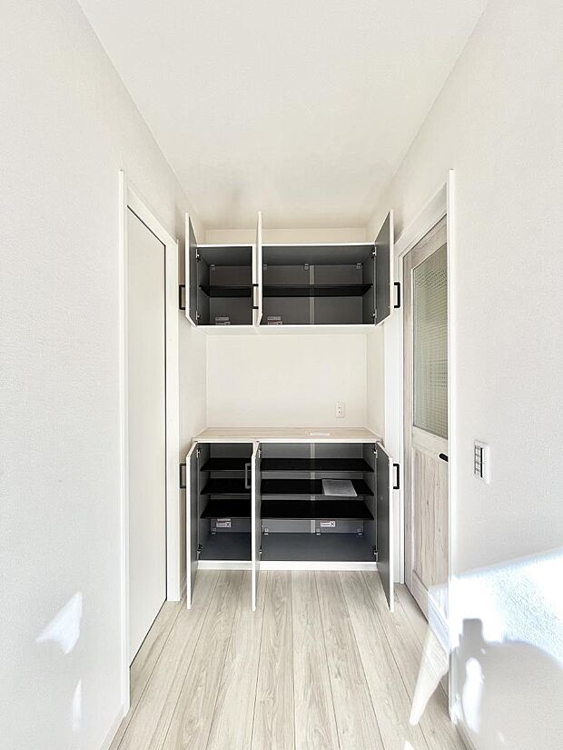 【シューズボックス】たっぷり収納できるシューズボックスで家族全員の靴も、玄関すっきり。  