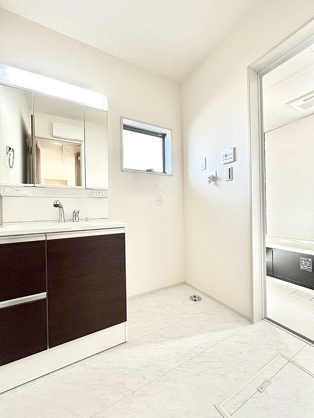 【脱衣場】清潔感のある快適空間です。毎日の身支度も気持ち良くお使い頂けます。 