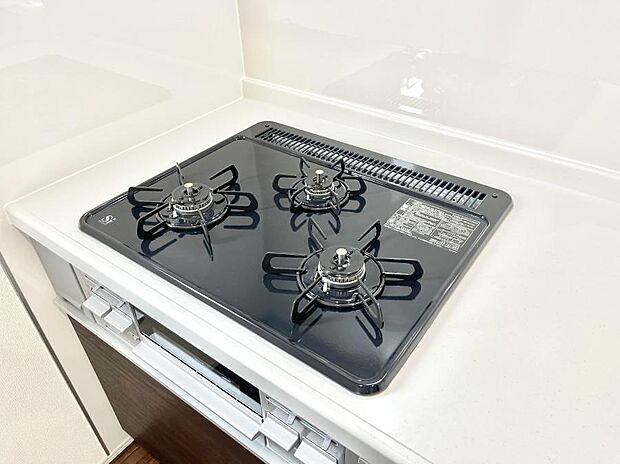 【Ｓｉセンサーコンロ】ガスコンロはＳｉセンサー搭載。火力調節や焦げ付き・消し忘れも防いでくれます。