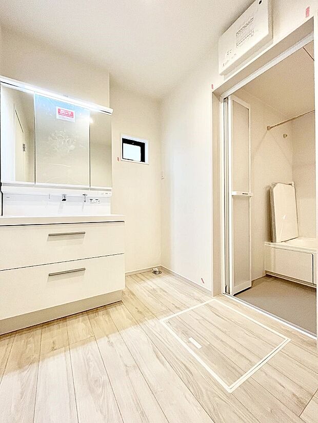 【脱衣場】清潔感溢れるホワイトカラーを基調とした洗面室