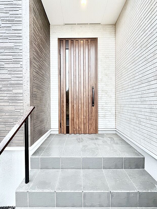 【玄関】玄関前は雨が降っても濡れにくい屋根付き