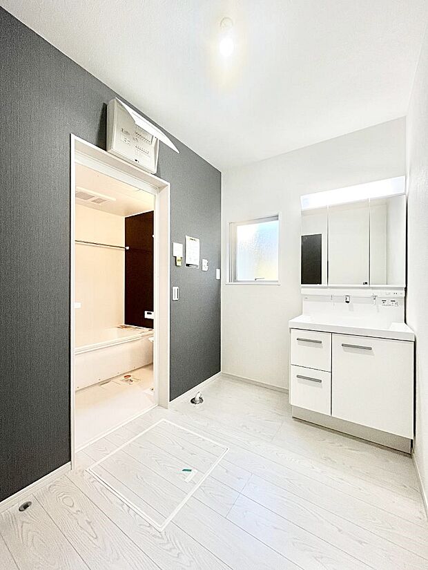 【脱衣場】小窓がついているので湿気の多い場所でも換気が十分行えます。毎日の身支度を気持ち良く！