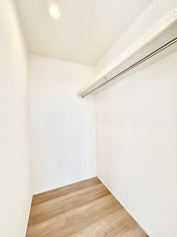 【ウォークインクローゼット】ウォークインクローゼットの活用で生活空間スッキリ　