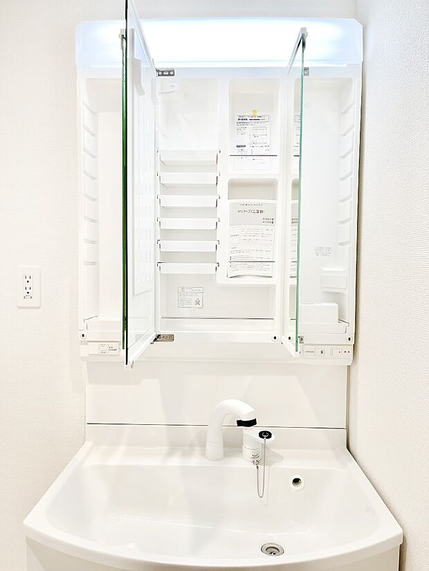 【三面鏡裏収納】三面鏡の裏に、化粧品や衛生用品などを収納可能。洗面台をすっきりと保ちます!