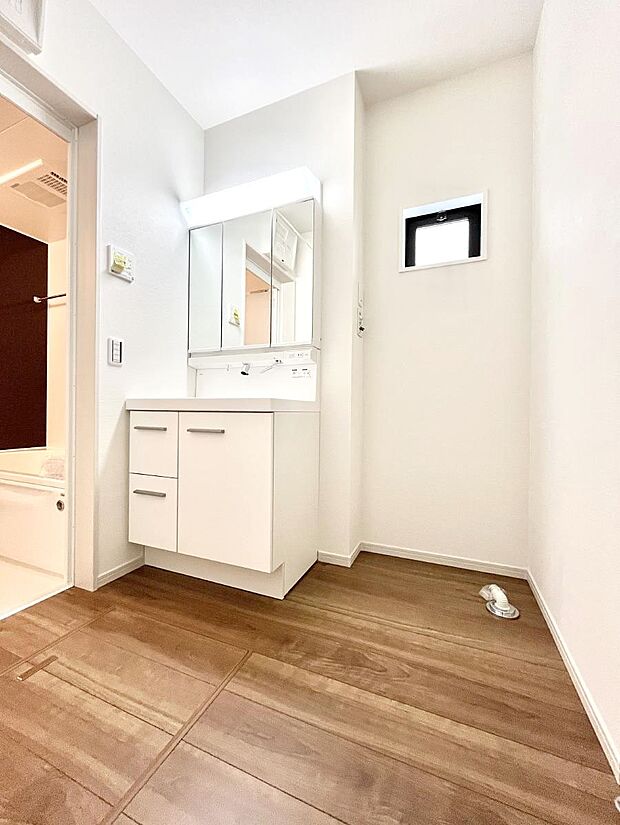 【洗面台・洗面所】大きく見やすい三面鏡で清潔感ある洗面台は、身だしなみチェックや肌のお手入れにおすすめです。 