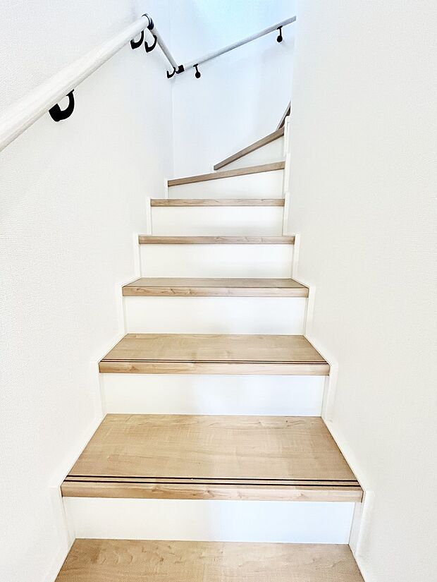 【その他内観】階段は手すり付きなので小さなお子さまやご高齢の方も安心です