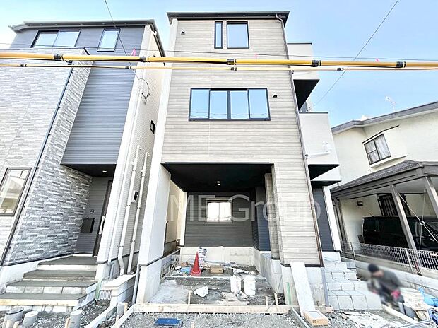 【現地外観写真】洗練された外観、上質な住空間が広がる室内は永く安心して過ごせる住居です。 