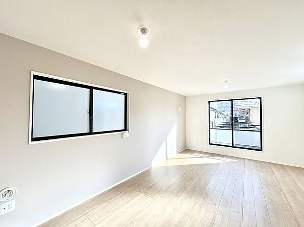 【リビングダイニング】大きな窓からたっぷりの陽光と風を感じられるリビング