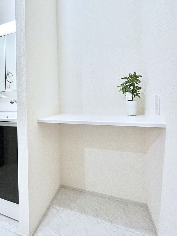 【洗面所カウンター】洗面室には便利なカウンター付き